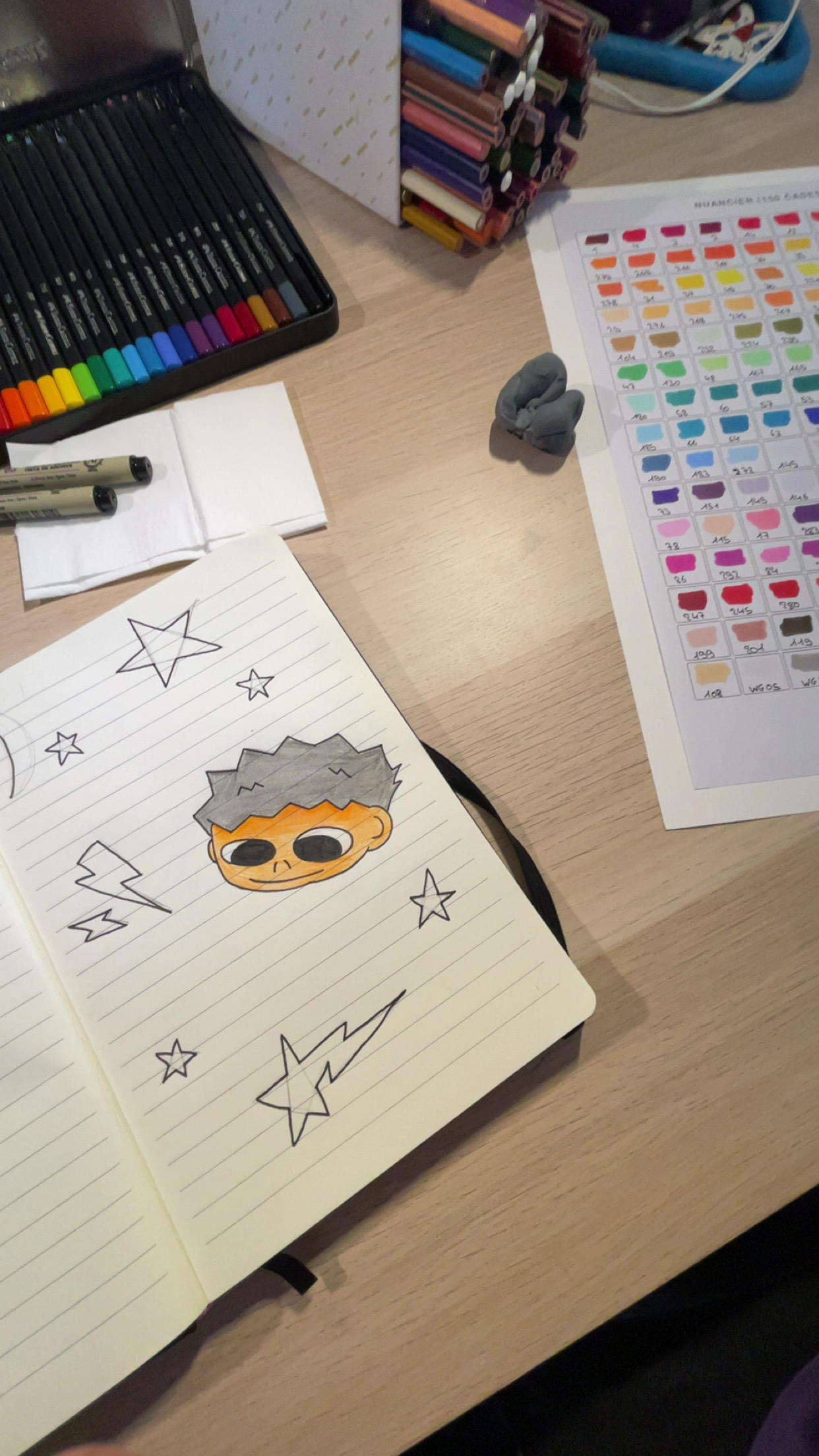 Croquis de personnage dans un carnet